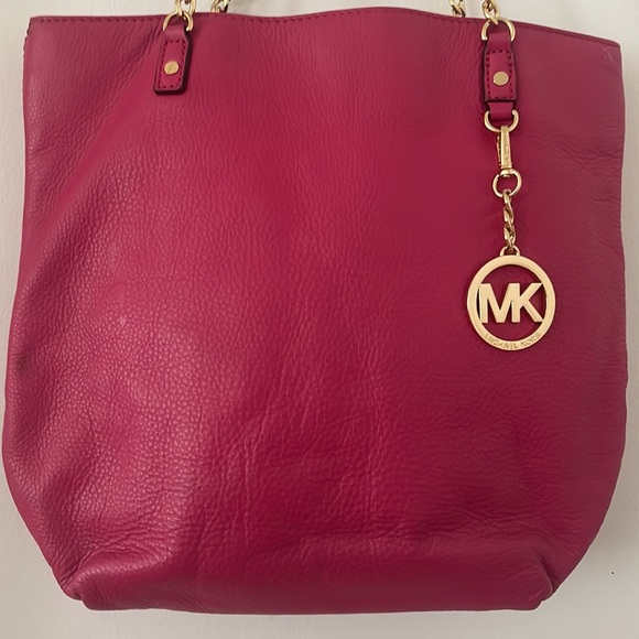 MK Leather hot pink shoulder bag with gold chain and accessory - Picture 3 of 6